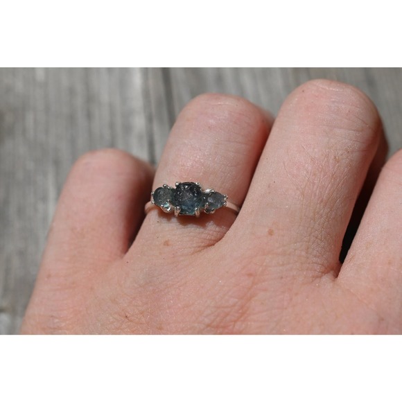 Raw Sapphire Ring, unique Engagement Ring, Uncut gemstone Ring, Montana - Picture 3 of 6